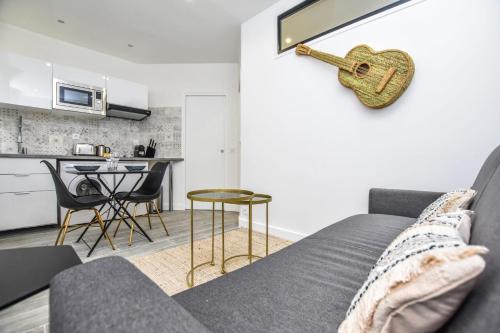 - un salon avec un canapé et un réveil dans l'établissement Cosy apartment - 1BR-4P - Auteuil, à Paris