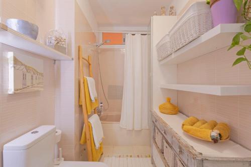 een badkamer met een wit toilet en een douche bij Luxury House Direct To The Beach & Natural Salt Pool in Tabaiba