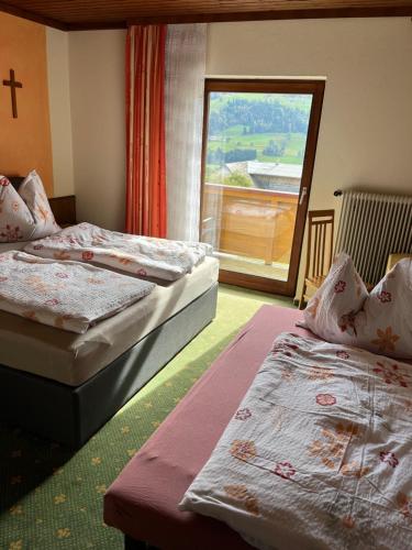 艾希的住宿－Haus Danklmaier/Raudaschl，一间卧室设有两张床和一个美景窗户。