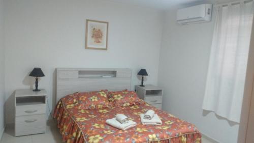 1 dormitorio con 1 cama con toallas en VISTA SERENA 2 en San Rafael