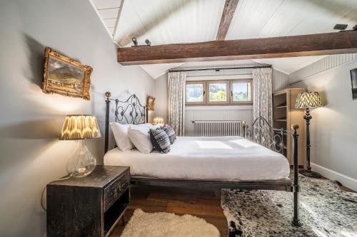un dormitorio con una cama y una ventana en Chalet La Rose de Clairiere Morzine - BY EMERALD STAY, en Morzine