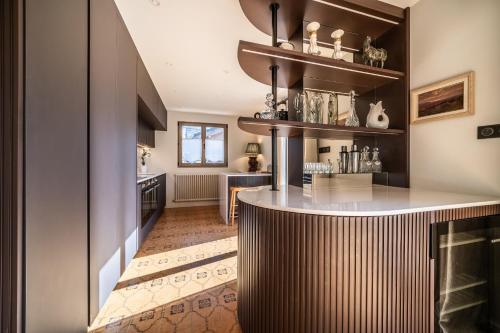una cocina con barra en el medio de una habitación en Chalet La Rose de Clairiere Morzine - BY EMERALD STAY, en Morzine