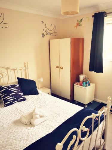 מיטה או מיטות בחדר ב-Newbrea