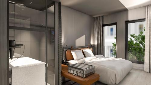 ein Schlafzimmer mit einem großen weißen Bett und einem Fenster in der Unterkunft H2 Hotel Saarbrücken in Saarbrücken