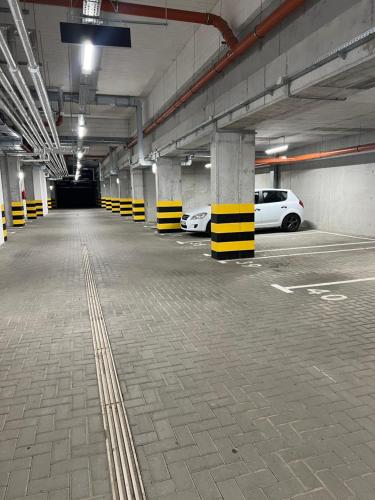 een lege parkeergarage met auto's erin geparkeerd bij Apartment in Lublin