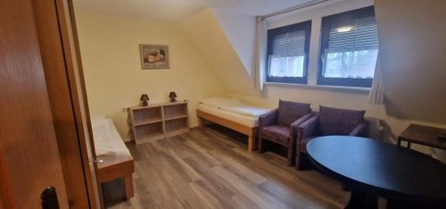 een kleine kamer met een bed en een tafel en stoelen bij Frankenstube-Winkelhaid in Winkelhaid