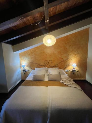1 dormitorio con 1 cama blanca grande y 2 lámparas en The Garden by LUKE en Ezcaray