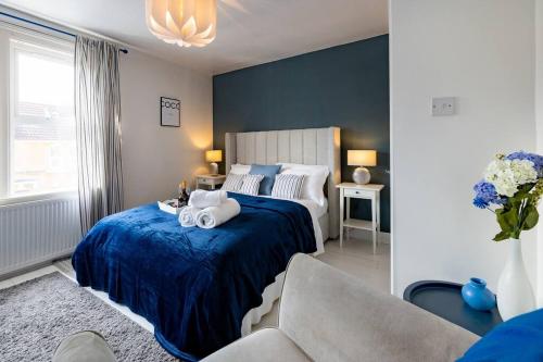 een slaapkamer met een bed met handdoeken erop bij Pure B - Welcoming Bath City 3 Bed House Free Parking & Wifi in Bath