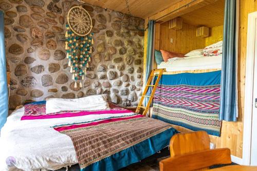 1 dormitorio con 1 cama y 1 litera en una cabaña en Chalet Lac à la tortue, en Shawinigan