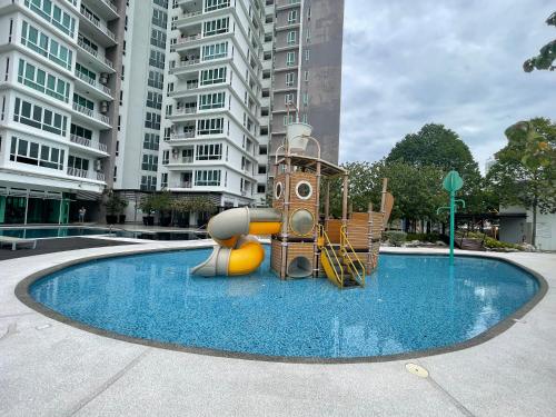 um parque infantil no meio de uma piscina em Ipoh D Festivo Suites 6-10pax 10mins to Sunway Tambun by IWH em Ipoh