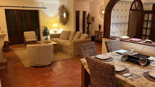 a living room with a couch and a table with chairs at Casa de Nono in Vau