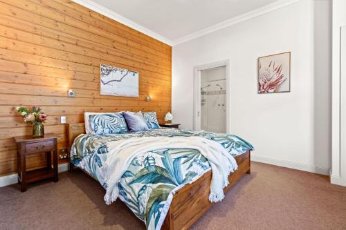 Postel nebo postele na pokoji v ubytování Ironbark Abode
