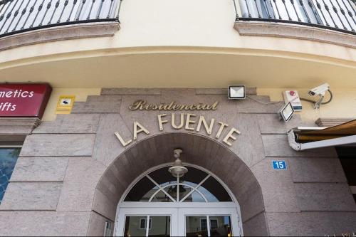 a store front with the words independent la future on it at OMBÚLAFUENTE in Puerto de Mogán