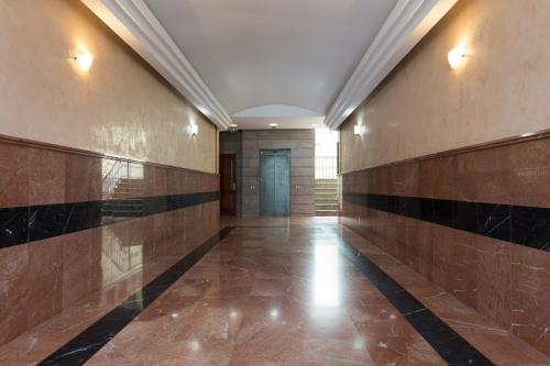 an empty hallway with a blue door in a building at OMBÚLAFUENTE in Puerto de Mogán