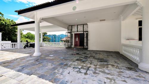 an empty courtyard of a white house at Penang Dream Banglo Sleeps 28 in Tanjung Bungah