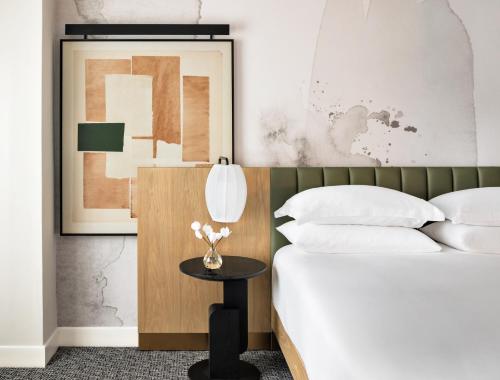- une chambre avec un lit et une table fleurie dans l'établissement Kimpton Hotel Theta, an IHG Hotel, à New York