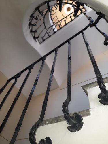 un lustre suspendu au plafond d'un escalier dans l'établissement Peonia Boutique Apartments, à Palerme