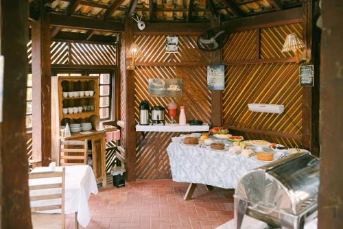 Pokój ze stołem z jedzeniem w obiekcie Lua Chales w mieście Maresias