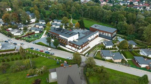 una vista aérea de una ciudad con un gran edificio en WRZOS resort & wellness en Węgierska Górka