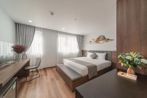 um quarto de hotel com uma cama e uma secretária em Khang's House em Nha Trang