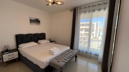 um quarto com uma cama e uma grande janela em Gcribs Elgouna em Hurghada