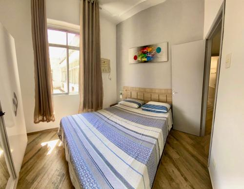 małą sypialnię z łóżkiem w pokoju w obiekcie Apartamento Xavier 15 w mieście Rio de Janeiro