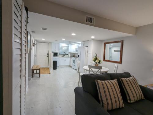 Kuchyň nebo kuchyňský kout v ubytování NEW condo! Just 15 min to Ft Myers and Sanibel beach! Great Location!!