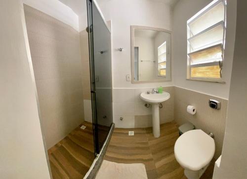 W łazience znajduje się prysznic, toaleta i umywalka. w obiekcie Apartamento Xavier 15 w mieście Rio de Janeiro