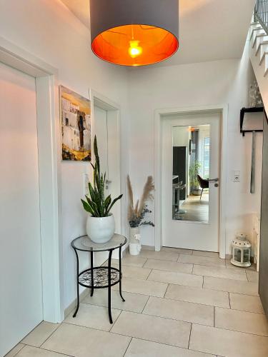a hallway with a table and a potted plant at Ferienhaus Oldenburg in Oldenburg