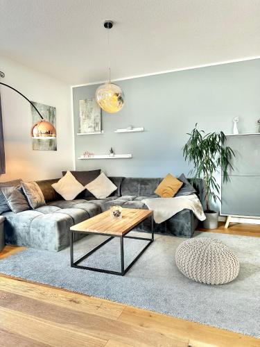 ein Wohnzimmer mit einem Sofa und einem Tisch in der Unterkunft Ferienhaus Oldenburg in Oldenburg