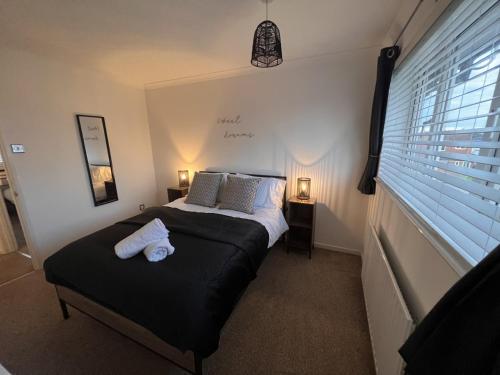 Säng eller sängar i ett rum på CONTRACTORS OR FAMILY HOUSE M1 Nottingham - IKEA RETAIL PARK - SWINDON CLOSE - 2 Bed Home with Driveway, private garden, sleeps 4 - TV'S in all rooms
