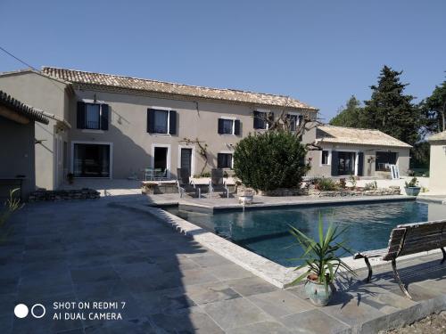 une villa avec piscine et une maison dans l'établissement Le Mas des Calus Chambres d'hôtes, à LʼIsle-sur-la-Sorgue