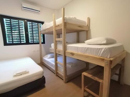 Divstāvu gulta vai divstāvu gultas numurā naktsmītnē Alojamiento completo en el mejor clima de Colombia