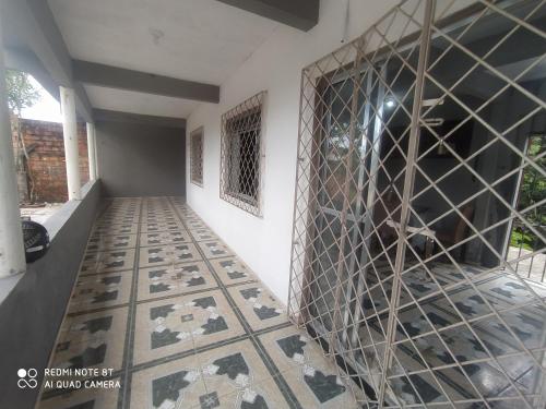 a room with a tile floor and a wall at Casa Ariramba Mosqueiro in Belém