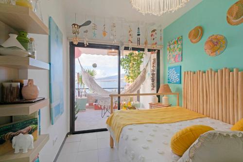 een slaapkamer met een bed en uitzicht op de oceaan bij Luxury House Direct To The Beach & Natural Salt Pool in Tabaiba