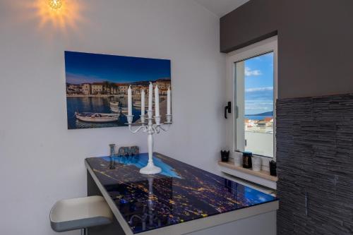 La salle de bains est pourvue d'un comptoir en verre et d'une fenêtre. dans l'établissement A2 - modern luxury apt w big balcony sea view, à Kaštela