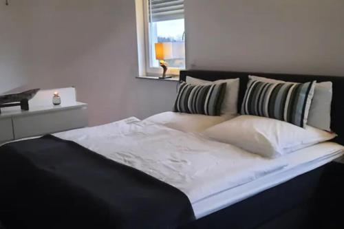 Postel nebo postele na pokoji v ubytování Traumwohnung mit großer Dachterasse