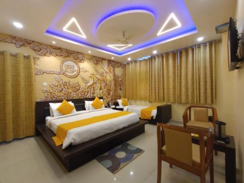 Ένα ή περισσότερα κρεβάτια σε δωμάτιο στο Hotel Nexus l Hotels In Charbagh Lucknow
