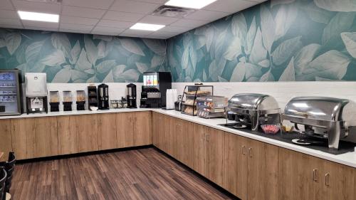 a coffee shop with a counter with coffee machines at EverSpring Inn and Suites in Marshall