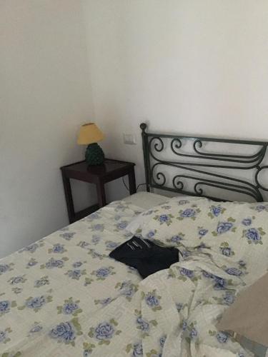 a bedroom with a bed with blue flowers on it at Villa la Ficuzza in Cittadella del Capo