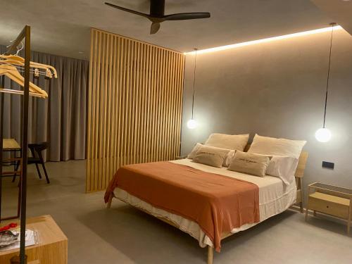 a bedroom with a bed and a ceiling fan at Hotel Arimune in Bakio