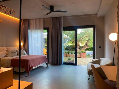 - une chambre avec un lit et un ventilateur de plafond dans l'établissement Hotel Arimune, à Bakio