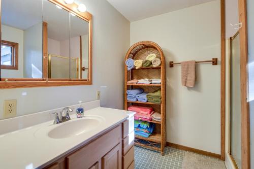 La salle de bains est pourvue d'un lavabo et d'un miroir. dans l'établissement Lakefront Park Rapids Cabin with Grill and Fire Pit!, à Park Rapids