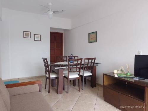 a living room with a dining room table and chairs at PRIME Beach e Praia do Forte a Pé e Polo Gourmet com carro no estacionamento. in Cabo Frio
