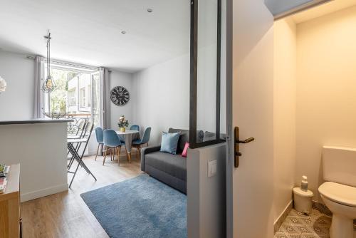 un salon avec un canapé et une table dans l'établissement 1 bedroomed Apartment Repos, à Paris
