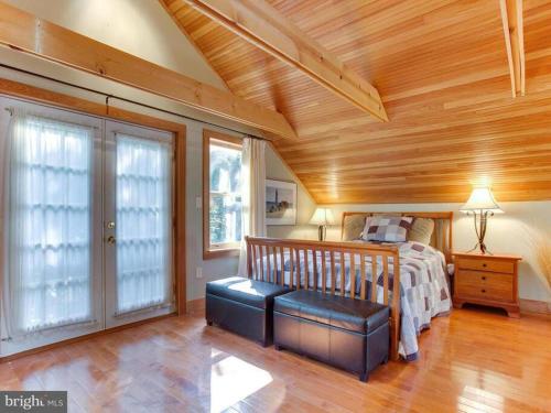una camera con letto e soffitto in legno di Barnhouse+1000sqft PartySpace for rent@Gainesville 