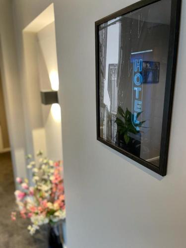 een foto hangend aan een muur naast bloemen bij Nd Hotels & Apartments Oberstrasse Mülheim in Mülheim an der Ruhr