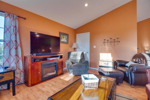 Posezení v ubytování Spacious Norfork Lake Home Game Room and Views!