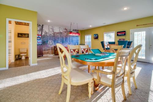 Fotografie z fotogalerie ubytování Spacious Norfork Lake Home Game Room and Views! v destinaci Elizabeth