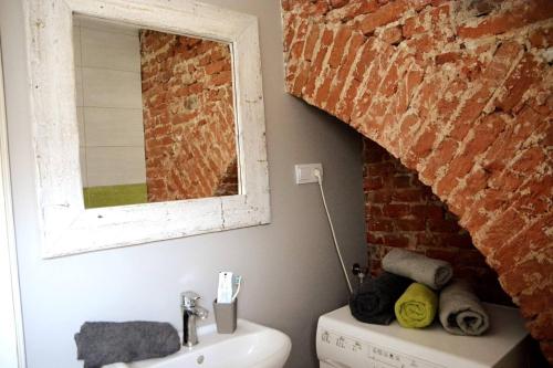 baño con lavabo y pared de ladrillo en Originálne bývanie v starej sýpke z roku 1828., 